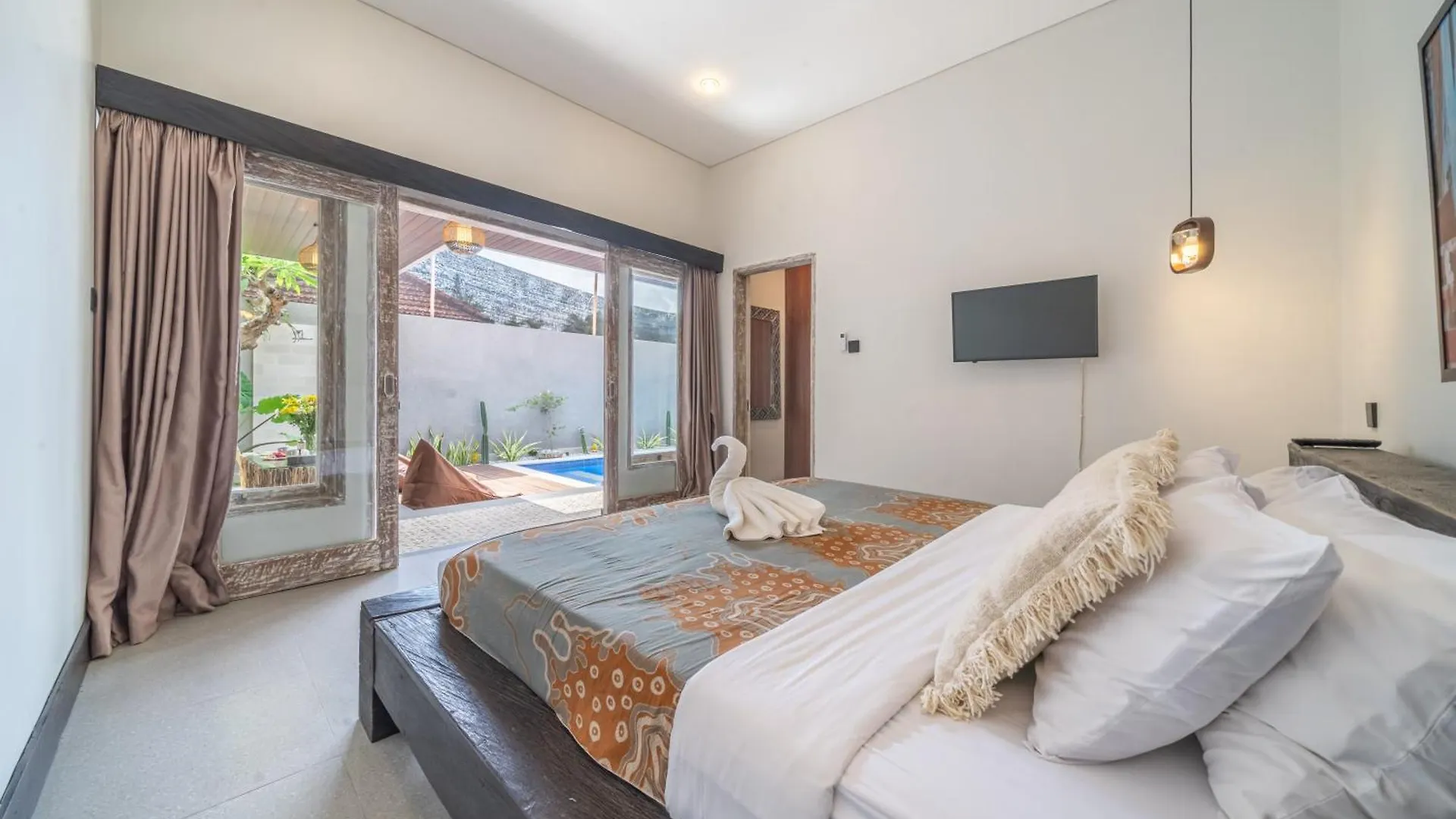 Luxury 2Bd Pool Villa, 5Mins Beach, Walk To Cafes! Canggu