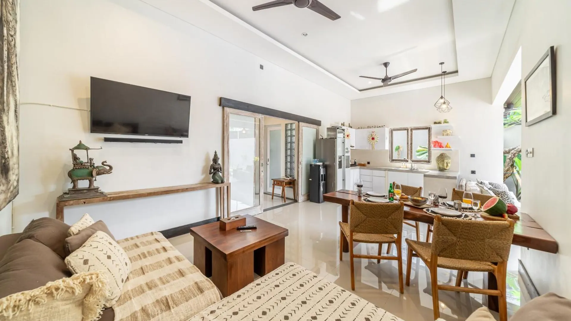 Luxury 2Bd Pool Villa, 5Mins Beach, Walk To Cafes! Canggu  Villa