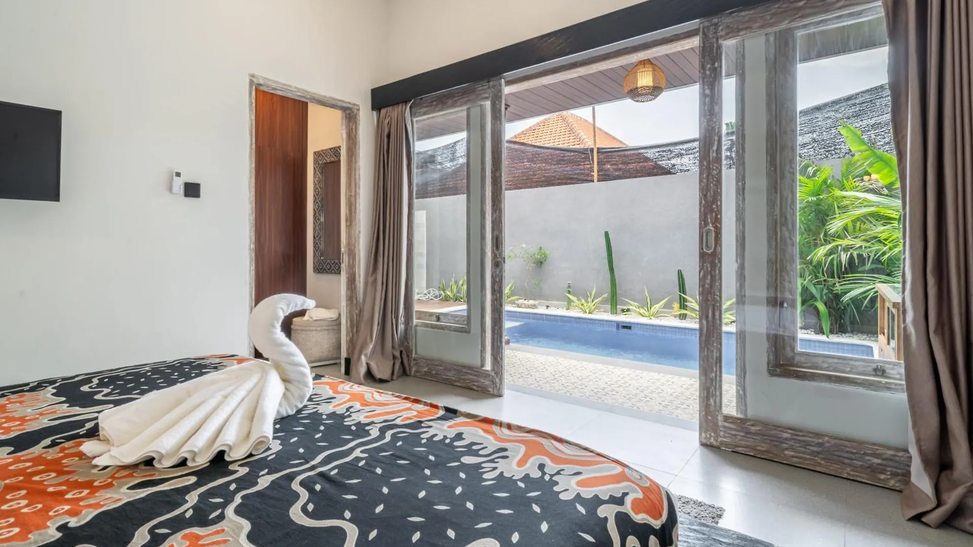 Luxury 2Bd Pool Villa, 5Mins Beach, Walk To Cafes! Canggu  Villa Canggu (Bali)